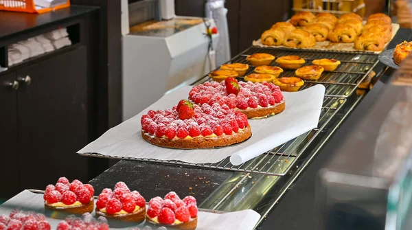 Pastanede Taze Meyve Böğürtlenli Taze Fransız Tatlısı Çeşitleri — Stok fotoğraf