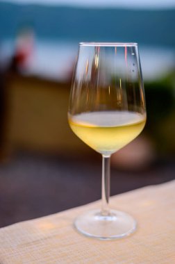 İtalya 'da geceleri kafede servis edilen bir bardak soğuk beyaz şarap.