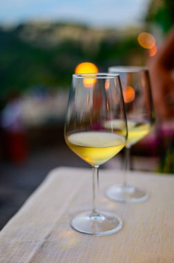 İtalya 'da geceleri kafede servis edilen iki bardak soğuk beyaz şarap. Kapatın.