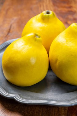 Olgun sarı ayva elmaları grubu, yaklaşın.