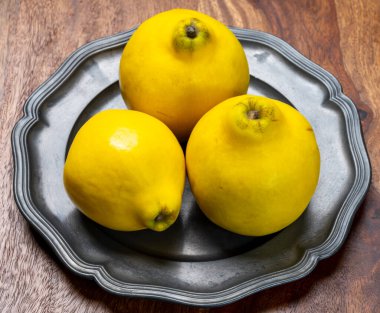 Olgun sarı ayva elmaları grubu, yaklaşın.