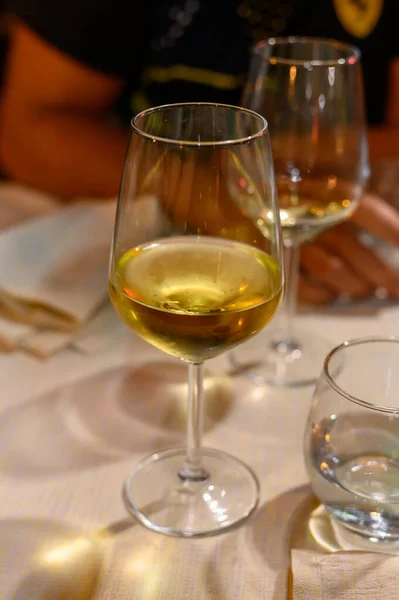 Due Bicchieri Vino Bianco Secco Freddo Serviti All Aperto Caffetteria — Foto Stock