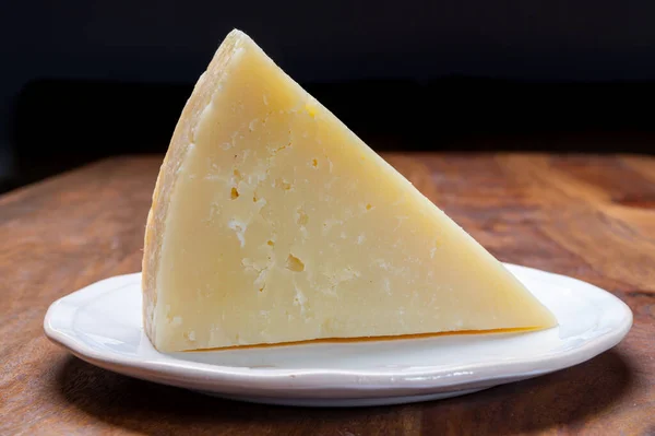 意大利奶酪系列 成熟的果冻罗曼式硬奶酪 用羊融化制成 — 图库照片