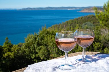Yazın günbatımında yerel soğuk gül şarabı içmek arka planda liman, Provence, Var, Fransa