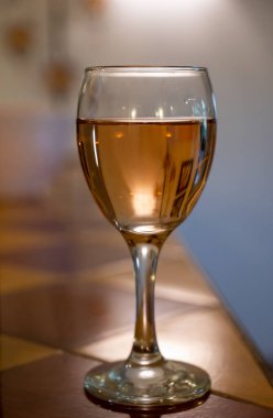 Aix en Provence, Provence, Fransa 'dan yerel gül şarabı tatma, akşam ışığı