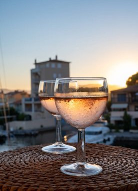 Yazın günbatımında yerel soğuk gül şarabı içmek arka planda liman, Provence, Var, Fransa