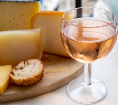 Fransa 'nın güneşli Provence şehrinde farklı Fransız peynirleriyle soğuk gül şarabı tatmak ve eşleştirmek