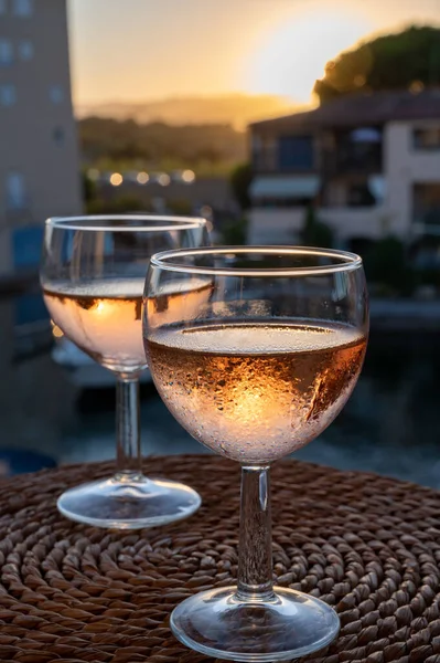 Bere Vino Rosato Freddo Locale Tramonto Estate Con Barche Vela — Foto Stock