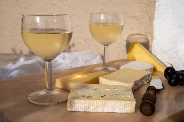 Degustación Maridaje Vino Blanco Frío Con Diferentes Quesos Franceses Soleada — Foto de Stock