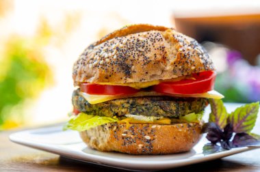 Taze ve sağlıklı vejetaryen hamburgerleri ızgara ıspanak ya da balkabağı burgerleri, organik çörekler ve sebzelerle yemek.