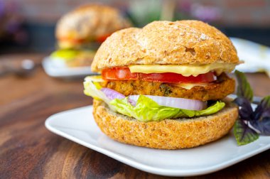 Taze ve sağlıklı vejetaryen hamburgerleri ızgara ıspanak ya da balkabağı burgerleri, organik çörekler ve sebzelerle yemek.