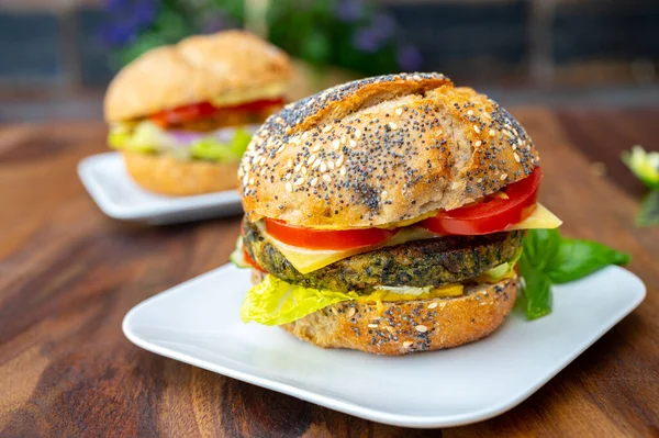 Comer Hamburguesas Vegetarianas Frescas Saludables Con Espinacas Parrilla Hamburguesas Calabaza — Foto de Stock