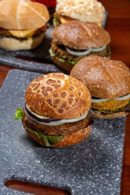 Sağlıklı vegan ya da vejetaryen fast food, sebzeli taze bitkisel burger.