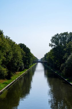 Güneşli bir günde Eindhoven yakınlarındaki Beatrix Kanalı 'nda Kuzey Brabant, Hollanda' nın su yollarını izleyin.