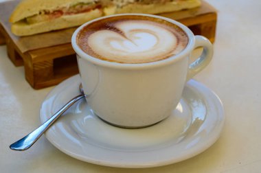 Kahvaltı kahvesi, kafede servis edilen sütlü kapuçino.