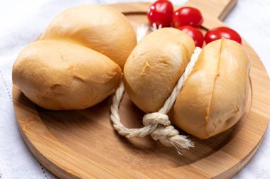 İtalyan yarı sert el yapımı tütsülenmiş scamorza peyniri, Apulia ya da Calabria bölgelerinden alınan inek sütünden.