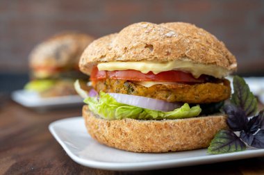 Taze ve sağlıklı vejetaryen hamburgerleri ızgara ıspanak ya da balkabağı burgerleri, organik çörekler ve sebzelerle yemek.