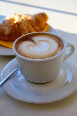Kahvaltı kahvesi, kafede servis edilen sütlü kapuçino.