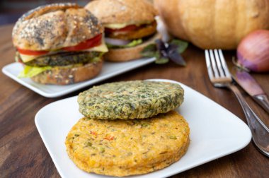 Taze ve sağlıklı vejetaryen hamburgerleri ızgara ıspanak ya da balkabağı burgerleri, organik çörekler ve sebzelerle yapıyorum.