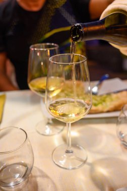 İtalya 'da geceleri açık kafede soğuk, kuru beyaz şarap dökülüyor. Kapatın.