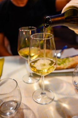 İtalya 'da geceleri açık kafede soğuk, kuru beyaz şarap dökülüyor. Kapatın.