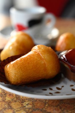 Klasik İtalyan espresso kahvesi. Yanında da ev yapımı romlu baba yumuşak keki.