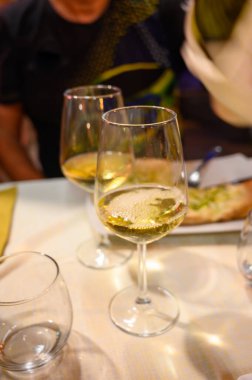 İtalya 'da geceleri kafede servis edilen iki bardak soğuk beyaz şarap. Kapatın.