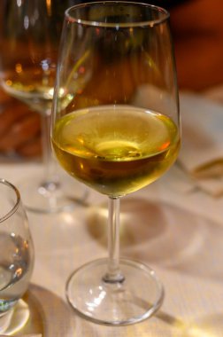 İtalya 'da geceleri kafede servis edilen iki bardak soğuk beyaz şarap. Kapatın.