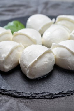Lezzetli İtalyan yemekleri, taze beyaz bufalo mozzarella yumuşak peynir topları Campania 'dan