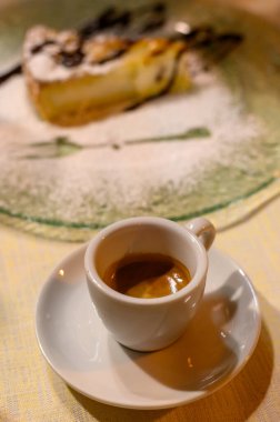 Klasik İtalyan espresso kahvesi. Yanında ev yapımı elmalı kek ve çikolatalı.