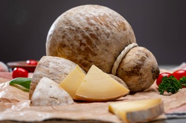 İtalyan yarı olgun caciocavallo peyniri, el yapımı ve Apulia bölgesindeki doğal yeraltı mağaralarında yaşlanıyor.