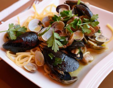 Vongole deniz kılıflı, musseld ve maydanozlu ev yapımı spagetti.