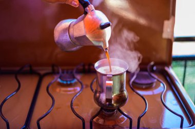 Gaz sobasının üzerinde geleneksel İtalyan kahve makinesiyle kahve yapıyorum.