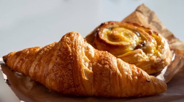 Fırında Fransız kahvaltısı, taze kruvasan ve tatlı hamur işi, sabah yemeği.