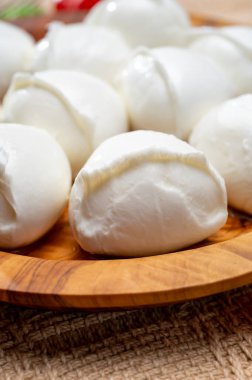 Lezzetli İtalyan yemekleri, taze beyaz bufalo mozzarella yumuşak peynir topları Campania 'dan