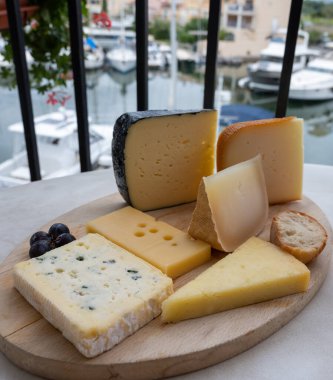 Peynir koleksiyonu, küçük delikli Fransız fol epi peyniri, etorki, tomme noire des pyrenees ve ossau iraty peynirleri