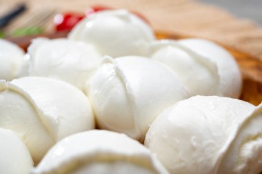 Lezzetli İtalyan yemekleri, taze beyaz bufalo mozzarella yumuşak peynir topları Campania 'dan