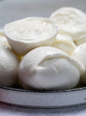 Lezzetli İtalyan yemekleri, taze beyaz bufalo mozzarella yumuşak peynir topları Campania 'dan