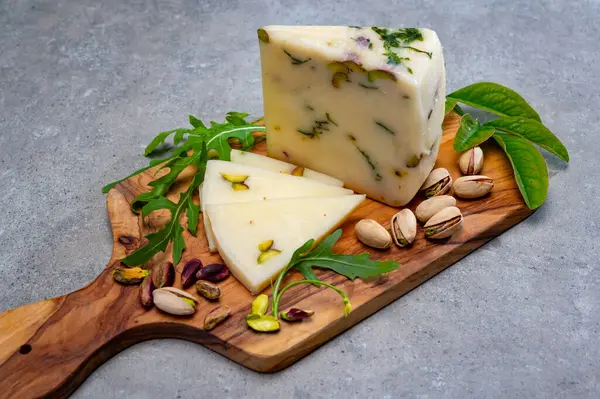 チーズコレクション 新鮮なイタリア産ペコリーノチーズは ブロンテ産のピスタチオナッツとシチリア産のグリーン ルッコラ ロケット サラダが入った羊乳で作られています — ストック写真