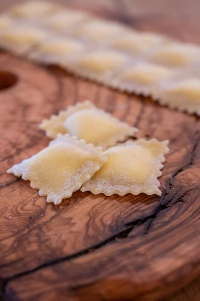 Ravioli Freschi Crudi Fatti Mano Con Quattro Formaggi Ripieni Gustosi — Foto Stock