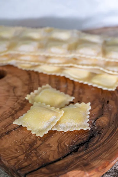 Ravioles Frescos Hechos Mano Con Cuatro Quesos Rellenos Sabrosa Comida —  Fotos de Stock