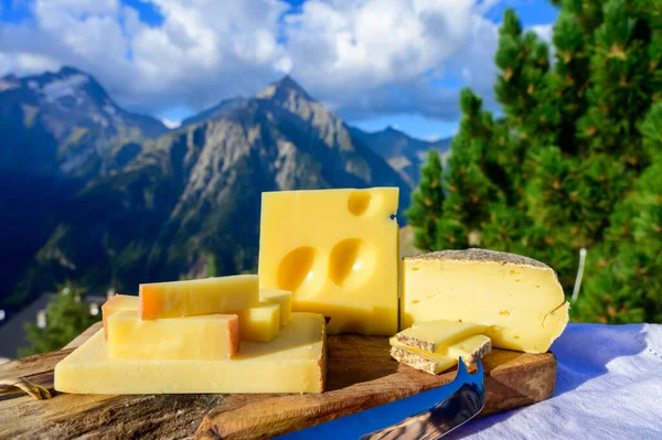 Kolekcja Serów Francuska Beaufort Obfitość Emmental Tomme Savoie Sery Serwowane — Zdjęcie stockowe