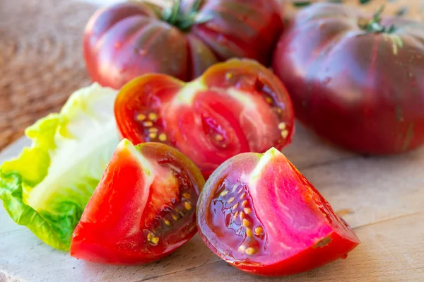 Making Fresh Green Salad Big Ripe Raddish Purple Heirloom Tomatoes — Stock Photo, Image