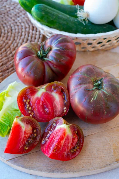 用成熟的大黄紫色传粉番茄做鲜绿色色拉 — 图库照片