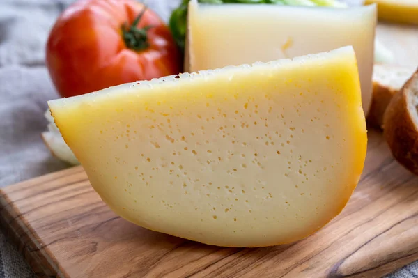 Coleção Queijos Queijo Francês Fol Epi Com Muitos Pequenos Buracos — Fotografia de Stock