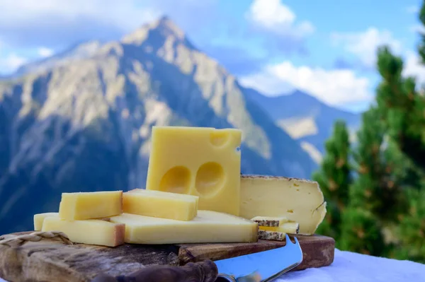 Colección Quesos Beaufort Francés Abondance Emmental Tomme Savoie Quesos Servidos — Foto de Stock