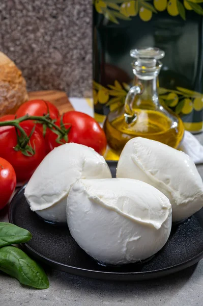 Fresh Handmade Soft Italian Cheese Campania White Balls Buffalo Mozzarella — Stock Photo, Image