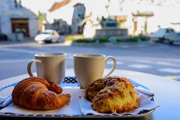 Francouzská Snídaně Pekárně Podává Venkovní Šálky Kávy Čerstvě Pečené Croissanty — Stock fotografie
