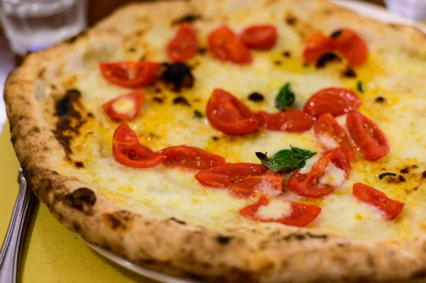 Mangiare Pizza Italiana Con Mozzarella Pomodorini Rossi Basilico Fresco Vicino — Foto Stock