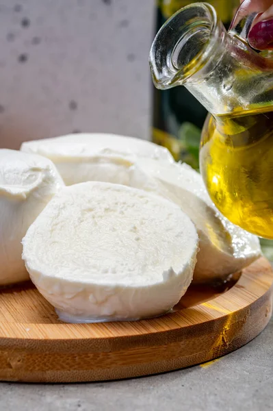 Queijo Italiano Macio Feito Mão Fresco Campânia Bolas Brancas Queijo — Fotografia de Stock